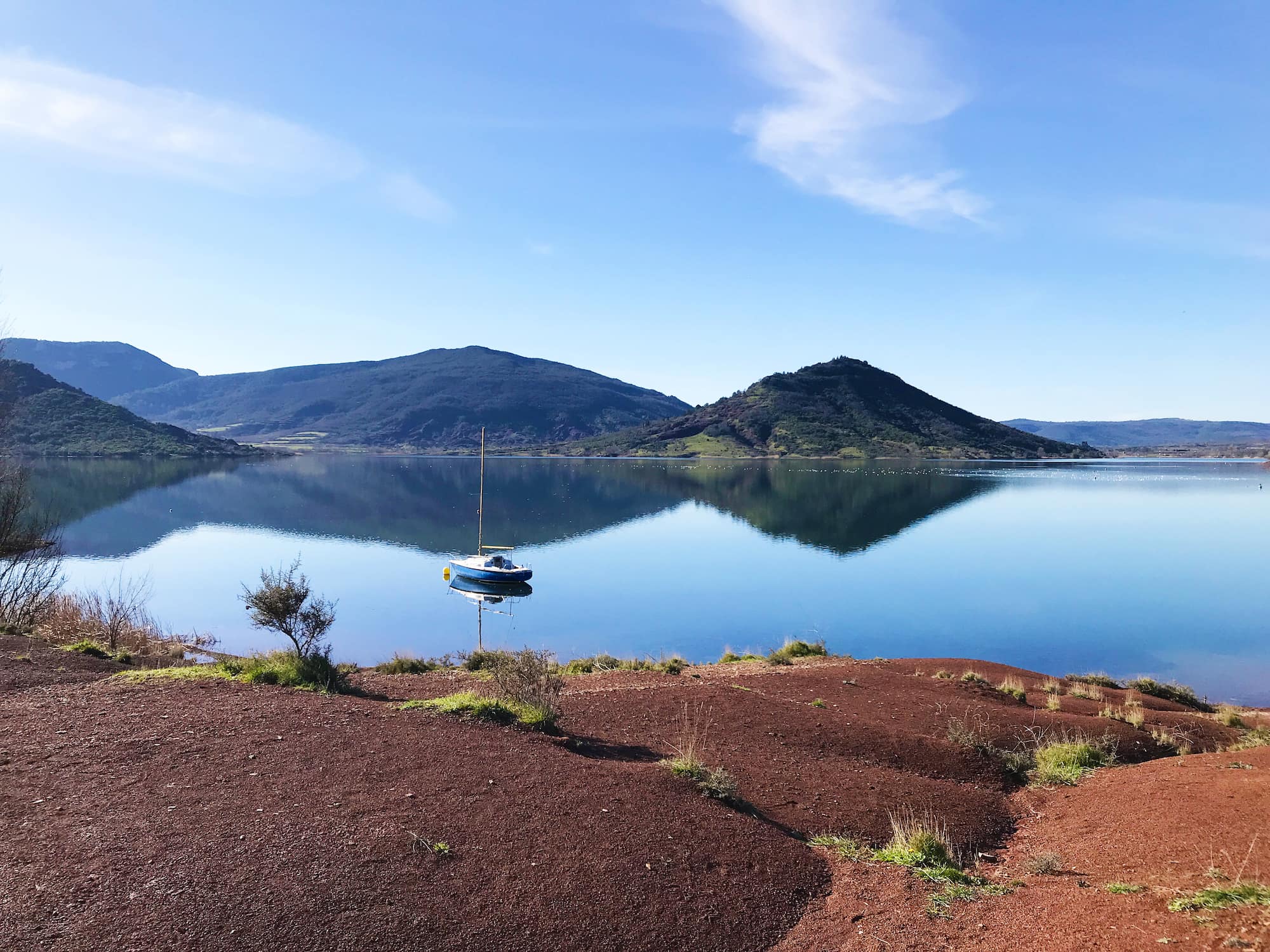 Le lac du Salagou et ses reliefs de terre rouge
