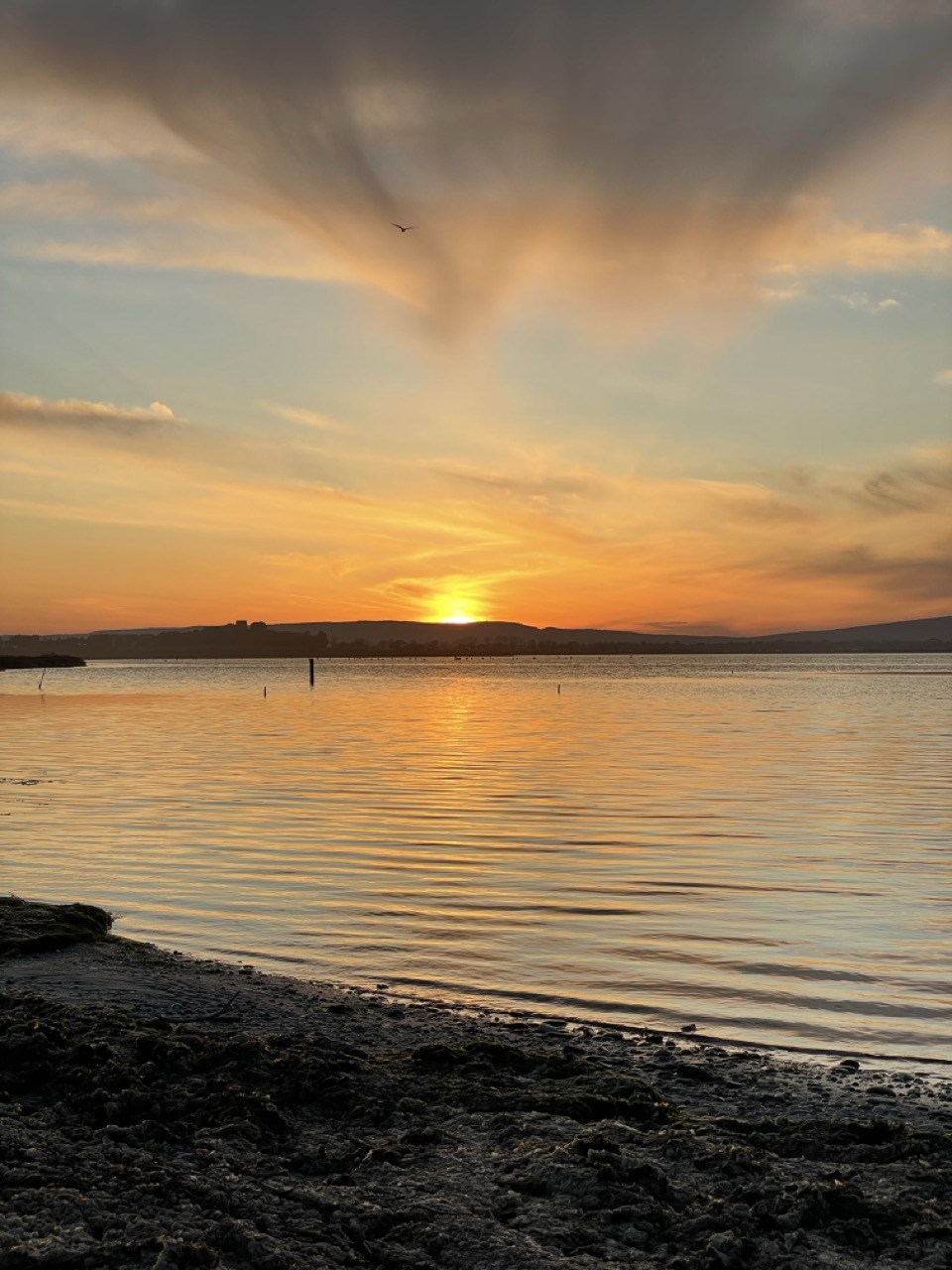 Coucher de soleil paisible sur le lac du Salagou