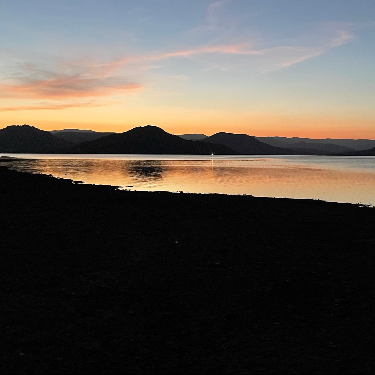 le lac du salagou sous les etoiles