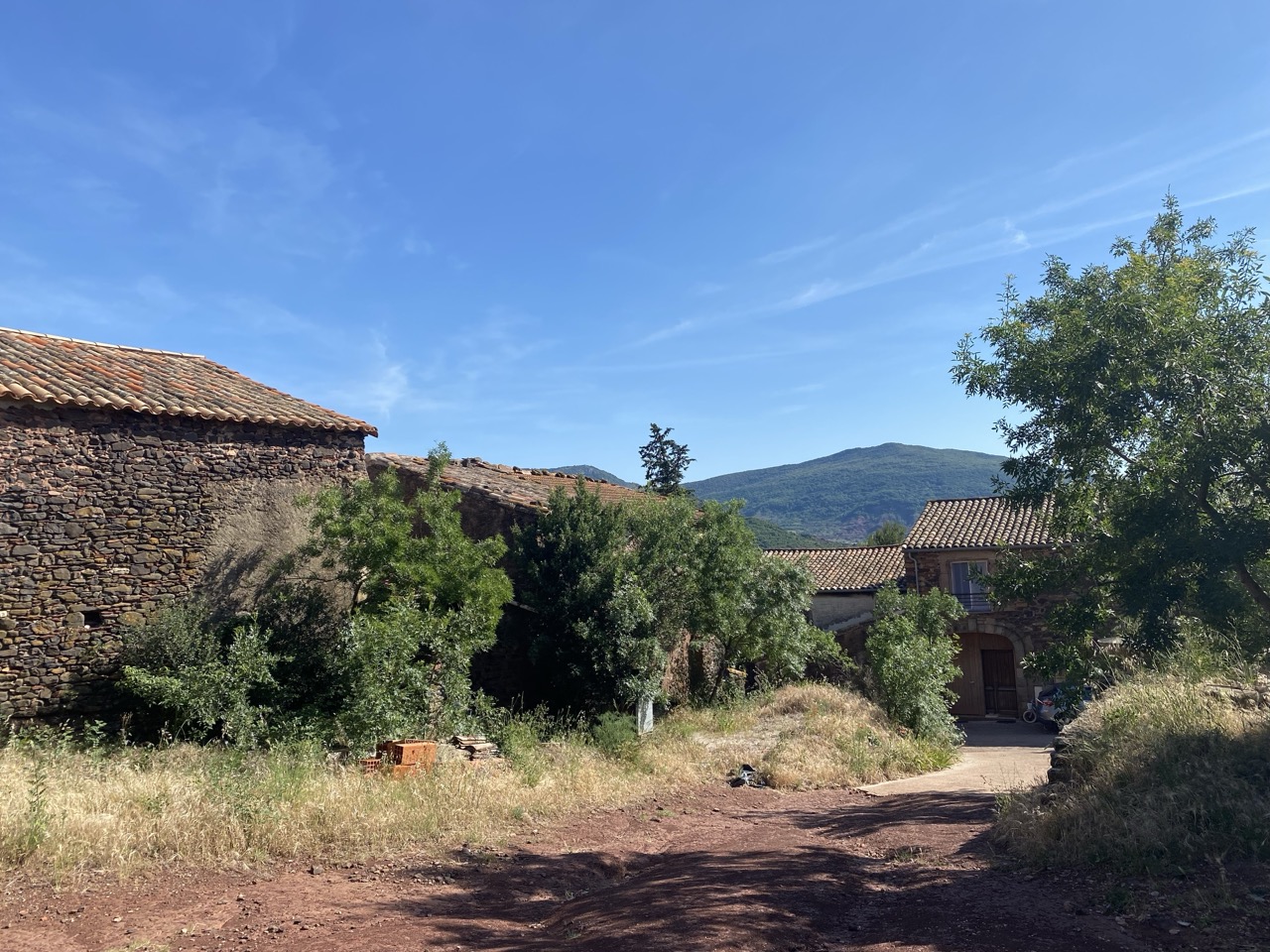 Vue panoramique sur le lac du Salagou et ses terres rouges